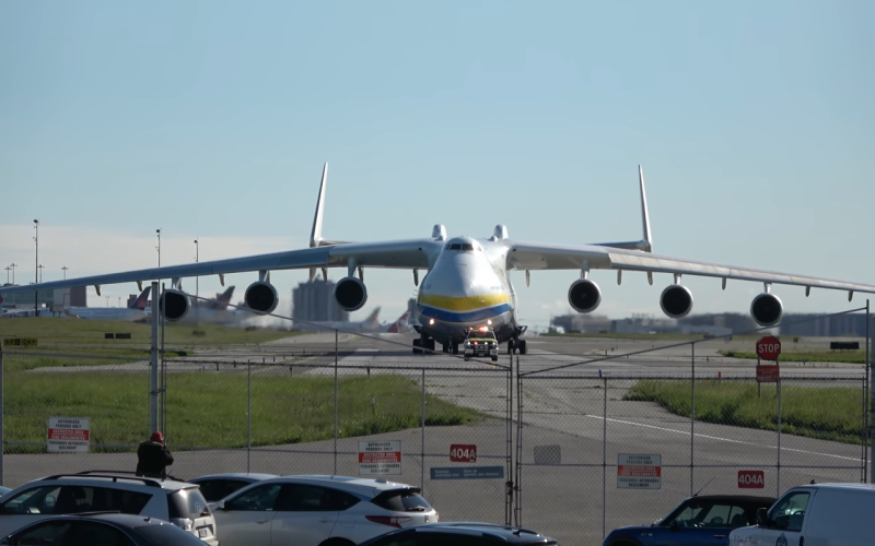 Взлет ан. Самолет Мрия АН-225 взлет. АН 225 Мрия кабина пилотов. АН 225 В Торонто. АН-225 взлет из кабины.